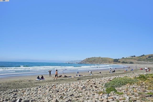 400 Paloma Ave, Pacifica CA: https://media.crmls.org/mediaz/1e7a025f-d5a6-4e76-b7da-11f936717d19.jpg