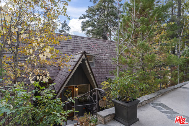161 Rocky Point Road, Lake Arrowhead CA: https://media.crmls.org/mediaz/1e7b366c-859d-484f-adb6-070ef4ae26dd.jpg