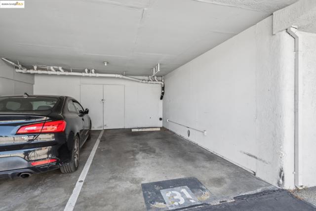325 Kitty Hawk Rd, Alameda CA: https://media.crmls.org/mediaz/1e7b4eba-ae1c-43c6-9678-76ecaceccd06.jpg