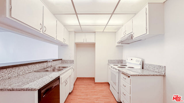 400 S La Fayette Park Place, Los Angeles CA: https://media.crmls.org/mediaz/1e7c5659-bcf5-4999-8c40-f4bd9c81b870.jpg