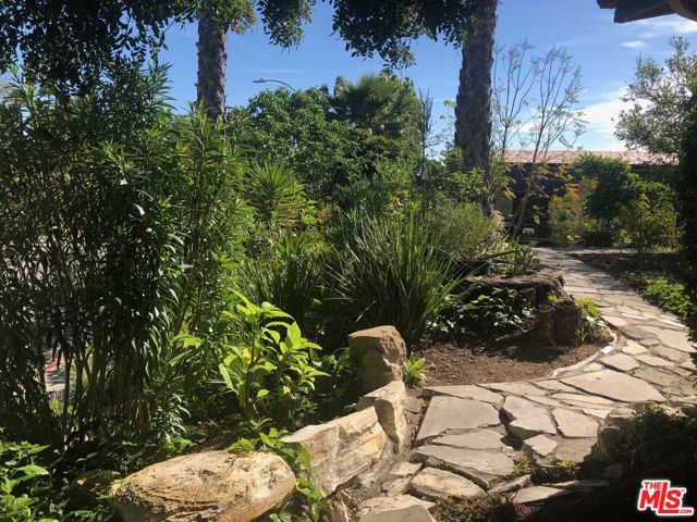 16840 Oak View Drive, Encino CA: https://media.crmls.org/mediaz/1e7d17b7-d495-4d7c-96df-4016b3274c4d.jpg