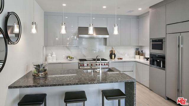 425 N Palm Drive, Beverly Hills CA: https://media.crmls.org/mediaz/1e7f5bee-53f3-410b-a707-8846938b426e.jpg