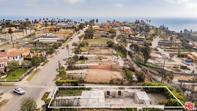 701 Via De La Paz, Pacific Palisades CA: https://media.crmls.org/mediaz/1e8116c6-4438-44af-970c-b5d188db215b.jpg