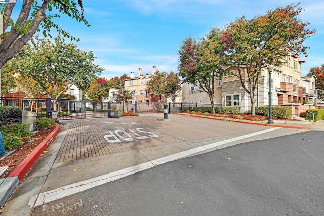 710 City Walk Pl, Hayward CA: https://media.crmls.org/mediaz/1e811d8a-9b8a-43ab-a4c6-2c7cc26ca9d4.jpg