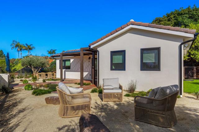 Detail Gallery Image 24 of 39 For 2087 via Ladeta, La Jolla,  CA 92037 - 2 Beds | 2 Baths