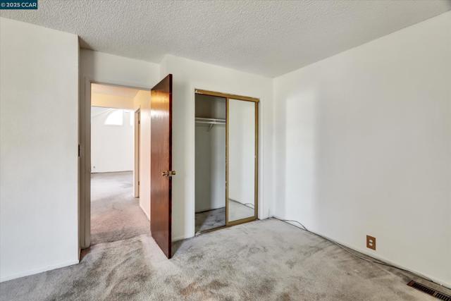 1069 16Th St, Oakland CA: https://media.crmls.org/mediaz/1e81ceba-72c3-4c77-a27c-c7eb37a5f625.jpg