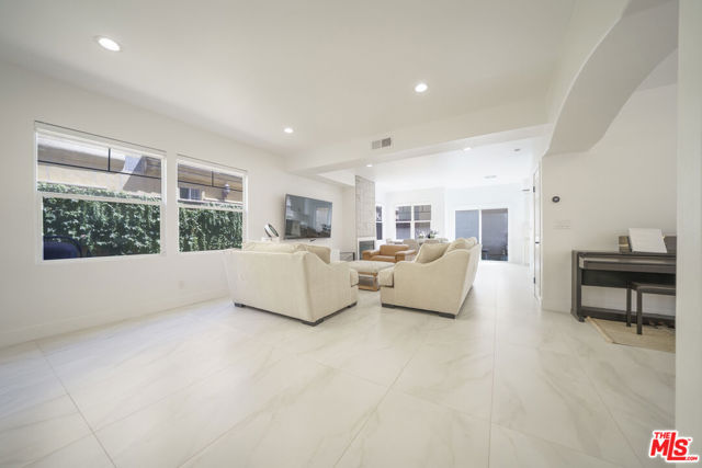 8004 Rose Street, Paramount CA: https://media.crmls.org/mediaz/1e82337d-f3a8-42e0-bb51-3b5aae904bdf.jpg