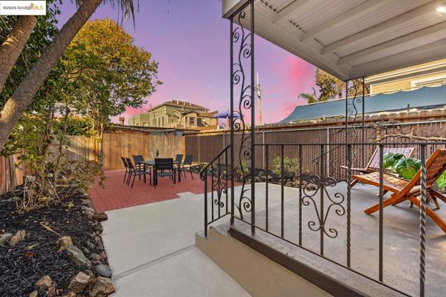 1241 Park Ave, Alameda CA: https://media.crmls.org/mediaz/1e824ed4-916f-4604-83a6-5629752a318a.jpg