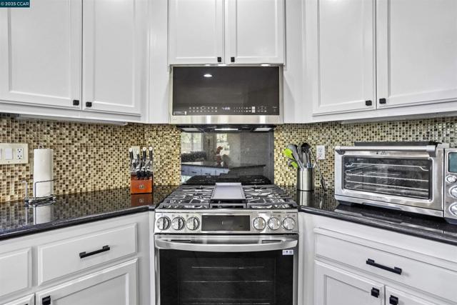 1186 Waverly Cir, Hercules CA: https://media.crmls.org/mediaz/1e82b9c1-c874-4cd9-9cb1-a50bf362e1a3.jpg