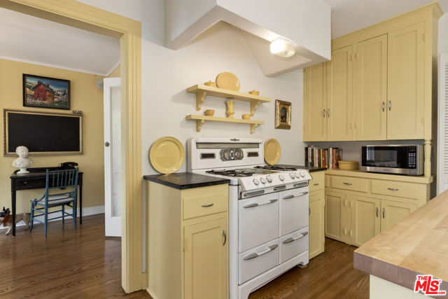 232 N Arden Boulevard, Los Angeles CA: https://media.crmls.org/mediaz/1e83f9b5-f6e1-4209-9aec-9db7d048475d.jpg