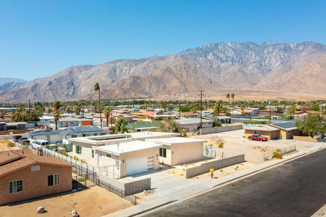 361 W Sunview Avenue, Palm Springs CA: https://media.crmls.org/mediaz/1e83fa0b-52da-44cc-915f-59477c1c60e6.jpg
