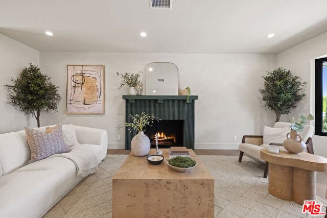 11268 Dona Lola Drive, Studio City CA: https://media.crmls.org/mediaz/1e846e8e-7f41-4079-9783-a92560fc292d.jpg