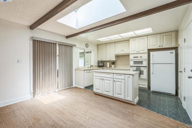 1849 Sherman Dr, Union City CA: https://media.crmls.org/mediaz/1e8547f3-512e-492c-8bd7-fef8fc12c017.jpg