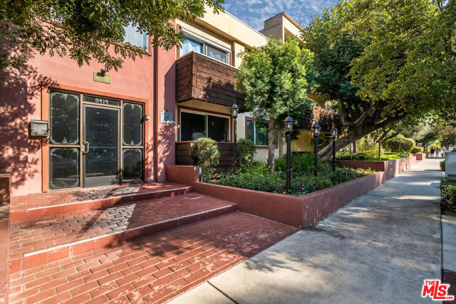 5414 Newcastle Avenue, Encino CA: https://media.crmls.org/mediaz/1e8567f6-7bd7-4993-84d4-3faf6b259312.jpg