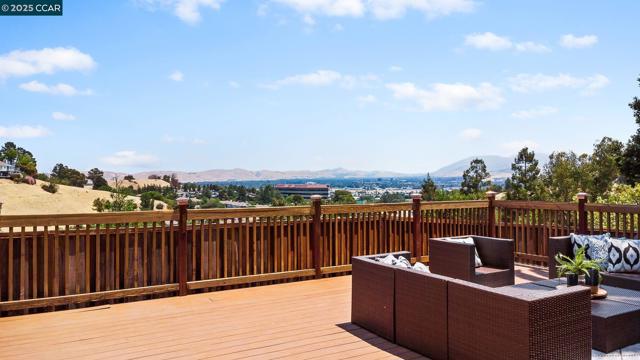 2058 Marazzani Dr, Martinez CA: https://media.crmls.org/mediaz/1e86036c-538e-45d3-abdb-43ca1ccec704.jpg