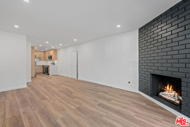 2447 N Beachwood Drive, Los Angeles CA: https://media.crmls.org/mediaz/1e860d3c-cf89-4e95-a296-d51e383ddf59.jpg