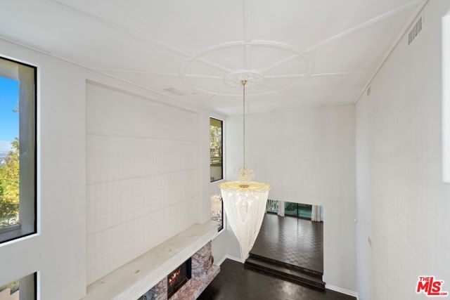 15656 Crownridge Place, Sherman Oaks CA: https://media.crmls.org/mediaz/1e86e360-4043-4f02-bb25-51ed02a2c43c.jpg