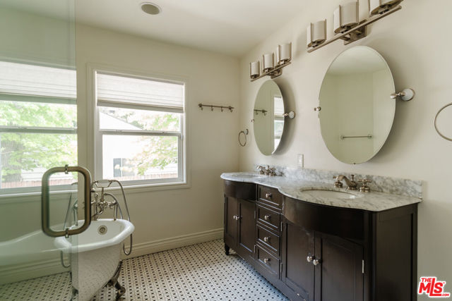 15514 Del Gado Drive, Sherman Oaks CA: https://media.crmls.org/mediaz/1e872011-4850-4bbf-82dd-d508fa305f7c.jpg