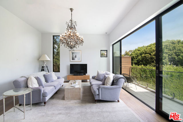 338 S Highland Avenue, Los Angeles CA: https://media.crmls.org/mediaz/1e87cc3f-272b-413e-b004-b42e263be9b6.jpg