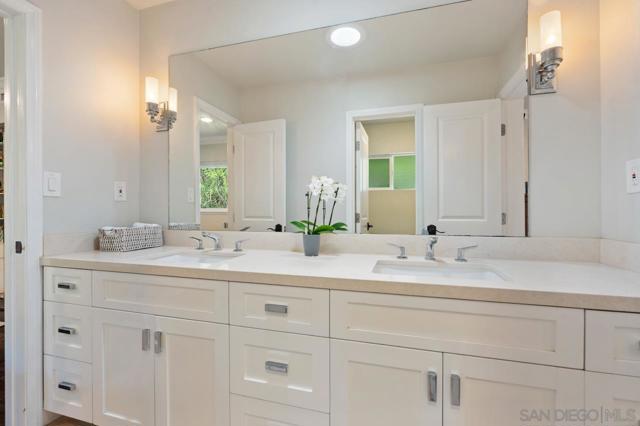 8874 La Jolla Scenic Dr N, La Jolla CA: https://media.crmls.org/mediaz/1e87e8d6-9f88-4e75-9799-739bfd337c8a.jpg