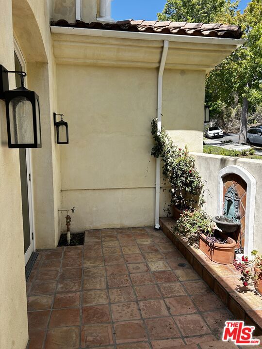 10515 Oaklawn Road, Los Angeles CA: https://media.crmls.org/mediaz/1e8916c7-17b7-4594-893b-51805d8b63a8.jpg