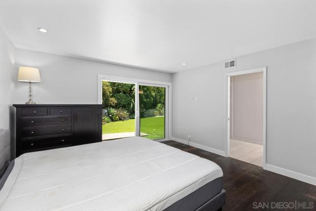 7246 Rue De Roark, La Jolla CA: https://media.crmls.org/mediaz/1e8a0816-2ea7-4ce0-adef-b21bebed4dce.jpg