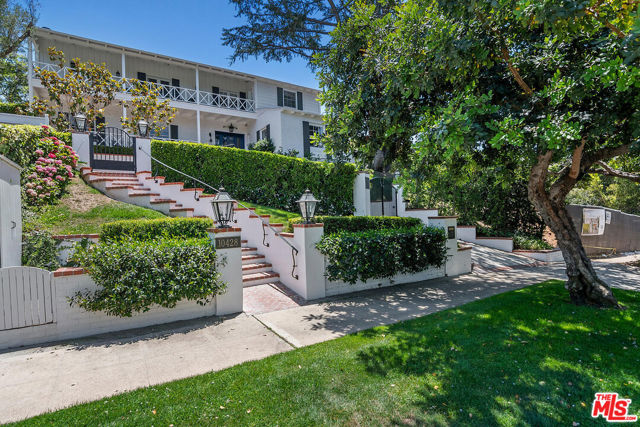 10428 Wyton Drive, Los Angeles CA: https://media.crmls.org/mediaz/1e8a1adf-7fff-4474-826a-751ffa9c1f5c.jpg