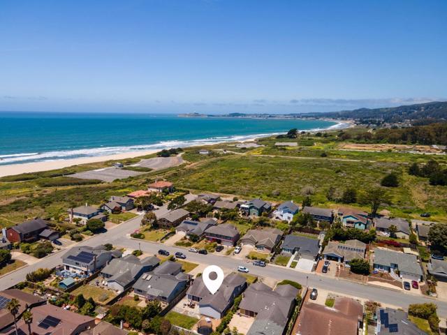 407 Beach Avenue, Half Moon Bay CA: https://media.crmls.org/mediaz/1e8b105f-025f-4f1e-8a66-94e96ef4e299.jpg
