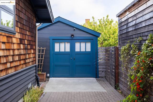 1334 Derby St, Berkeley CA: https://media.crmls.org/mediaz/1e8bbb8f-e8b3-4612-a80c-da773f278d22.jpg