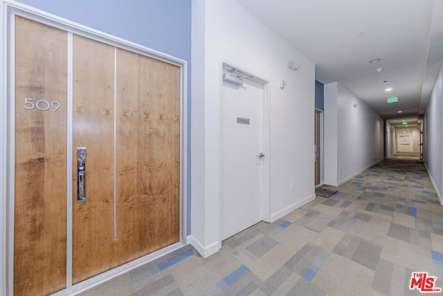 105 S Mariposa Avenue, Los Angeles CA: https://media.crmls.org/mediaz/1e8c151b-f7ee-4453-a040-0ad18ca3c05e.jpg
