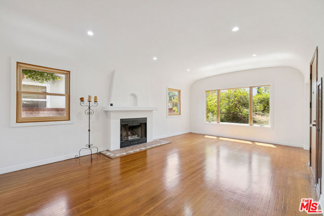 11819 Juniette Street, Culver City CA: https://media.crmls.org/mediaz/1e8ce651-9875-42d2-8143-b7d2869b4034.jpg