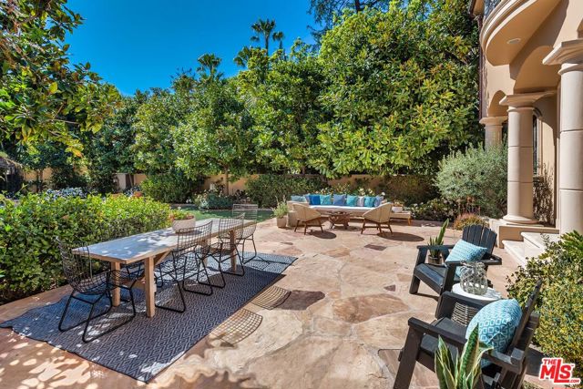 1549 Lindacrest Drive, Beverly Hills CA: https://media.crmls.org/mediaz/1e8d2f7a-0829-4212-83de-6036f7d61689.jpg