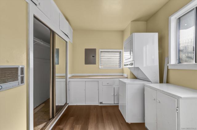 4927 Ellenwood Drive, Los Angeles CA: https://media.crmls.org/mediaz/1e8d9a3d-e1df-44cc-9729-d62e806a4209.jpg