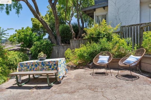 1023 Overlook Rd, Berkeley CA: https://media.crmls.org/mediaz/1e8eb827-7dd4-477f-8fbc-500f050e5418.jpg