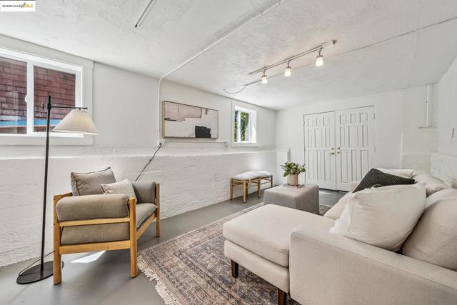 2705 Mathews St, Berkeley CA: https://media.crmls.org/mediaz/1e8f5534-e847-4d41-9e4b-d014c7ffc31e.jpg
