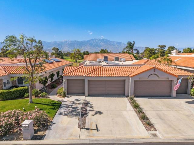 36 Colonial Drive, Rancho Mirage CA: https://media.crmls.org/mediaz/1e8f82f7-db4c-4550-8777-16f4134067a6.jpg