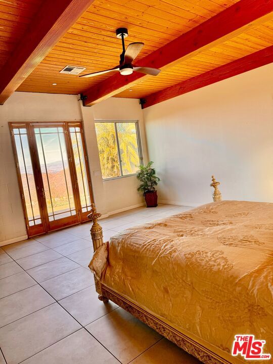 11077 Pacific View Drive, Malibu CA: https://media.crmls.org/mediaz/1e8fc7d9-0700-4ce3-9de4-93d121a12d47.jpg