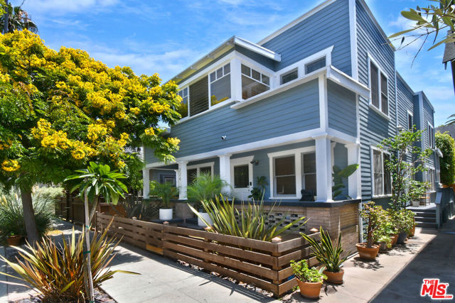 224 Horizon Avenue, Venice CA: https://media.crmls.org/mediaz/1e906671-dd52-489f-9195-8573fda2aa92.jpg