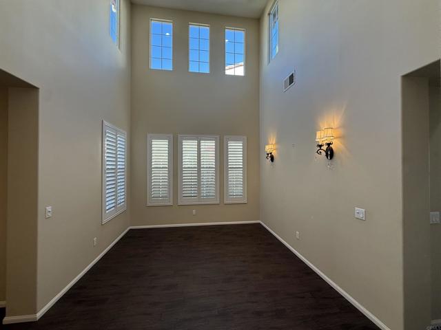 Detail Gallery Image 12 of 40 For 1273 Breakaway Dr, Oceanside,  CA 92057 - 4 Beds | 3/1 Baths