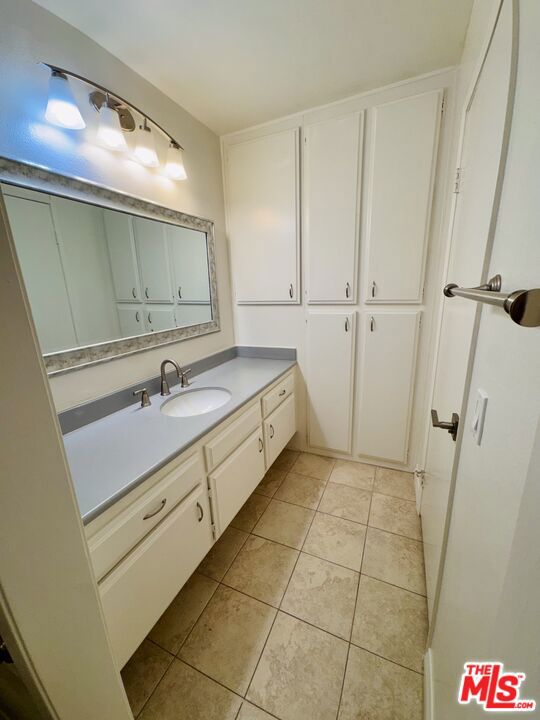 1348 E Hillcrest Drive, Thousand Oaks CA: https://media.crmls.org/mediaz/1e91054c-e01f-4817-9c77-1a46947e8b9f.jpg