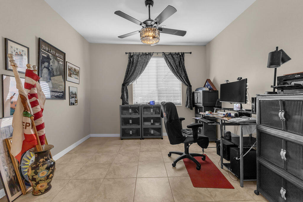 https://media.crmls.org/mediaz/1e91a83d-9dbf-4696-8a1c-5136762926cc.jpg?preset=X-Large