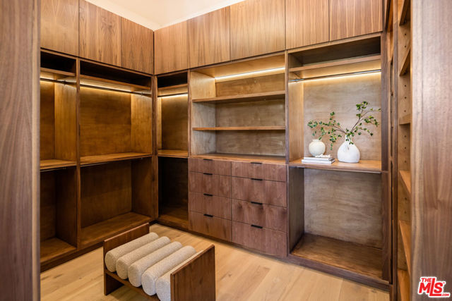 9715 Arby Drive, Beverly Hills CA: https://media.crmls.org/mediaz/1e928e5c-e2cd-4d3f-b946-e061fe5e24ba.jpg