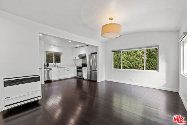 1434 24th Street, Santa Monica CA: https://media.crmls.org/mediaz/1e92ddd5-69c2-4e18-96f6-7e19d01aa991.jpg