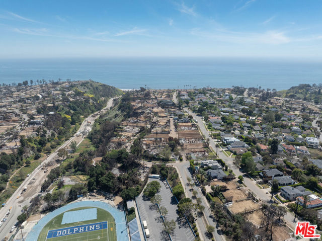 651 Erskine Drive, Pacific Palisades CA: https://media.crmls.org/mediaz/1e933948-74ba-45e6-b84f-89fc7dffeadb.jpg