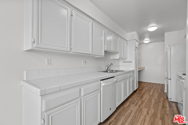 1340 S Beverly Glen Boulevard, Los Angeles CA: https://media.crmls.org/mediaz/1e9398ab-9dfe-49ee-9856-2df34b825288.jpg