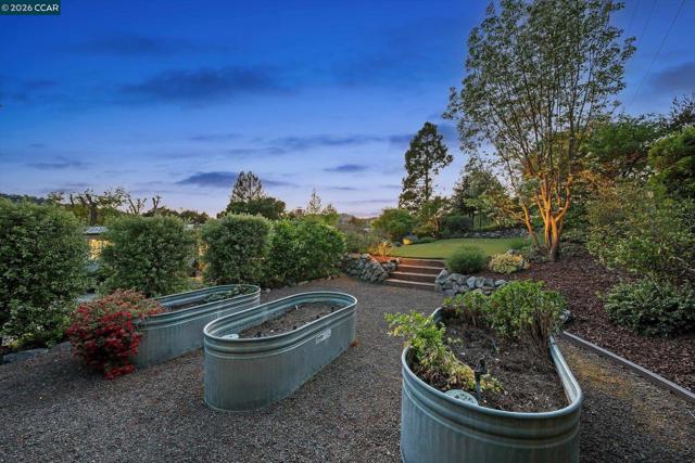 31 Ivy Dr, Orinda CA: https://media.crmls.org/mediaz/1e93b6fe-1a49-4b88-858b-c2c9da1b294a.jpg