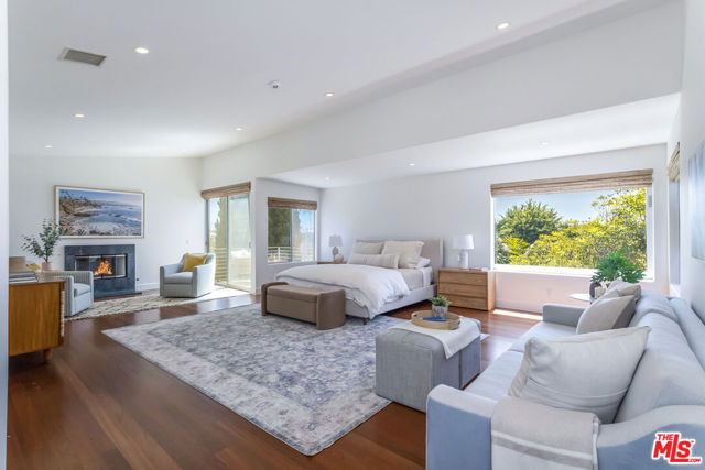 2336 Boone Avenue, Venice CA: https://media.crmls.org/mediaz/1e93f6da-a224-4a60-a79f-e9757d8d4c04.jpg