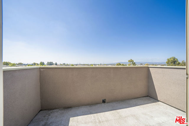 552 E Carson Street, Carson CA: https://media.crmls.org/mediaz/1e9446db-0d78-4c78-8050-69bb304f4d75.jpg