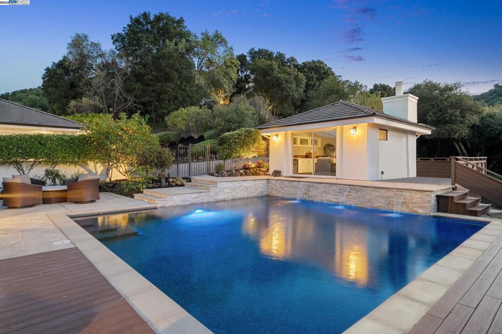 11 Leslyn Lane