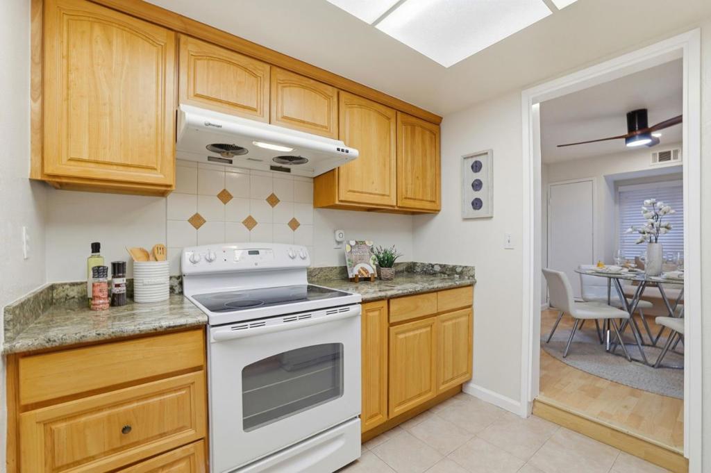 https://media.crmls.org/mediaz/1e94e763-00d6-48d2-ad17-c81fa1229131.jpg?preset=X-Large